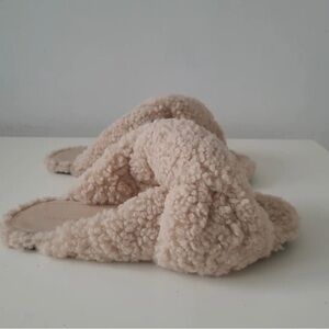 Balenciaga Shearling Slides Neutrals Women’s EU 35/ US 5. $800 New no box.